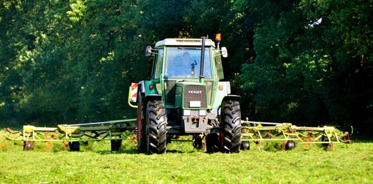 Schlepper beim kehren Bild eines Schleppers beim kehren
